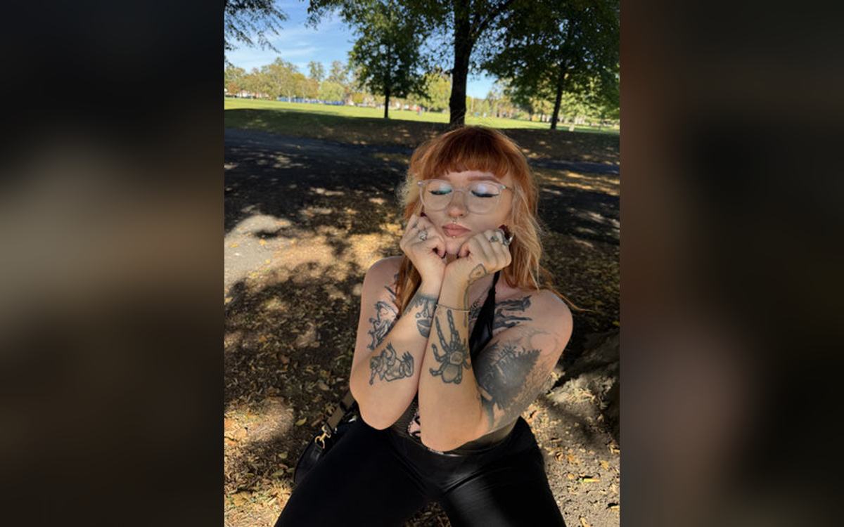 aozora_xx, British redhead creator with glasses and tattoos